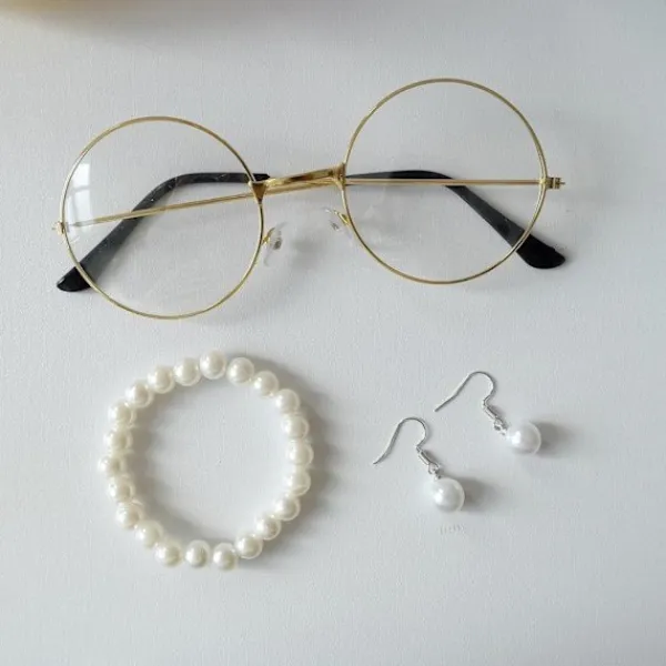 7 delar mormor peruk kostym set, mormor glasögon med pärlor armband, pärlhalsband, cosplay tillbehör för Mardi Gras Halloween (silvergrå peruk)> Tillbehör