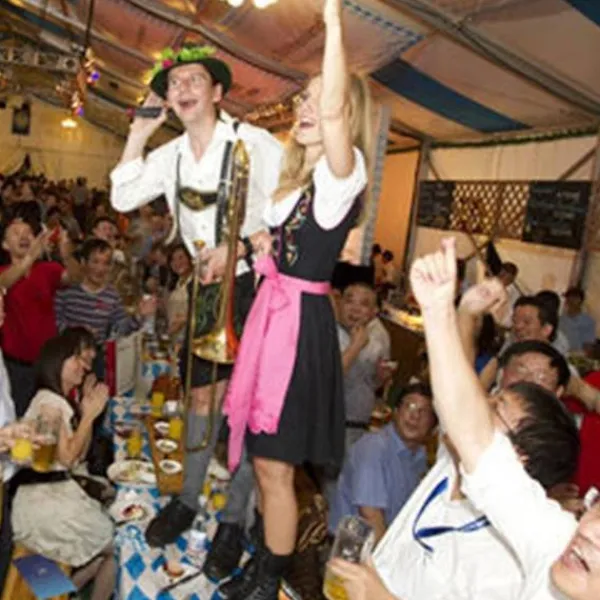 KOOLMEI Oktoberfestdräkt för kvinnor Vuxen Dirndl tysk traditionell bayersk ölkarneval Fraulein Cosplay jungfruklänning M> Dräkter